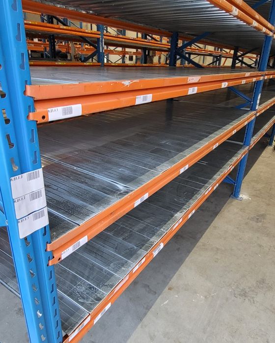 Rafturi metalice cu polite metalice