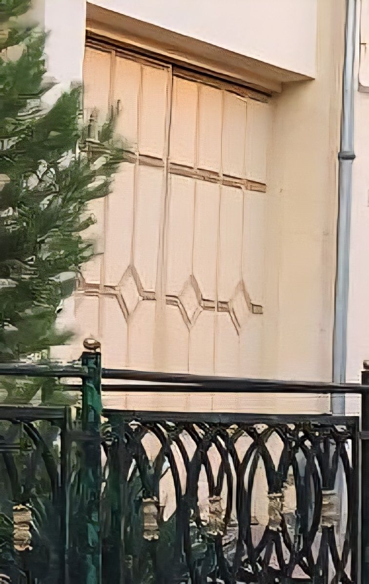 Темир дарвоза сотилади