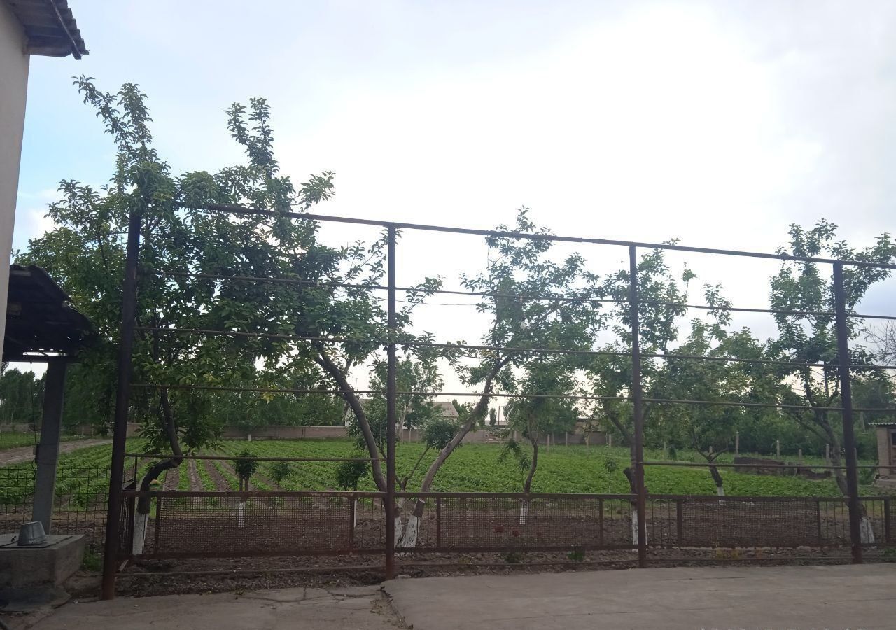 Hovli uy sotiladi