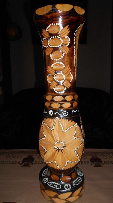 Дървена ваза с дърворезба