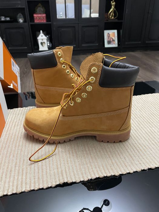 Vând bocanci Timberland noi din piele mărime 42;43 .(Originali)
