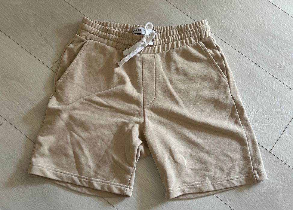 Vând pantaloni scurți bershka