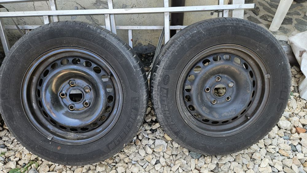 Vând  anvelope de vara Michelin . 195/65 R15 + jante