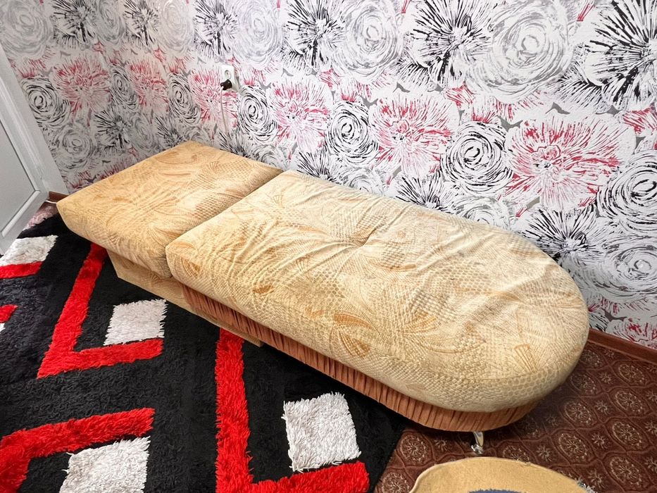 Диван тахта, имеется три подушки.