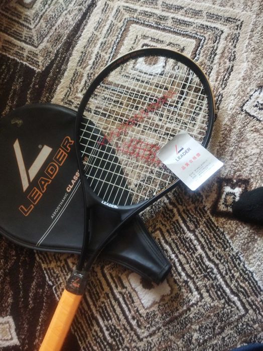 Теннисная ракетка.