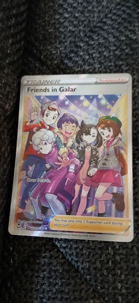 Pokémon карта Friends in Galar от 2022, 3 прозрачни фолия и 1 червено.