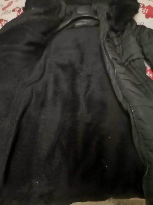Geaca groasă neagră