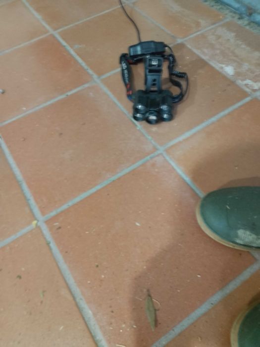 Vând lanterna cu 5 moduri de lumina