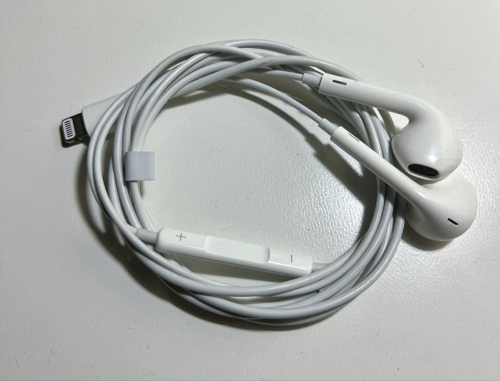 Casti Apple cu fir
