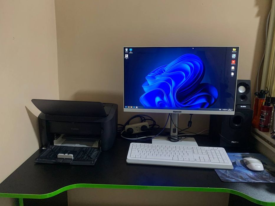 Компьютер, принтер и компьютерный  стол