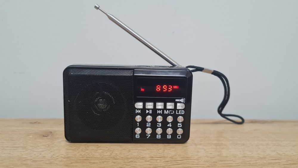 Джобно радио с фенерче и карта памет