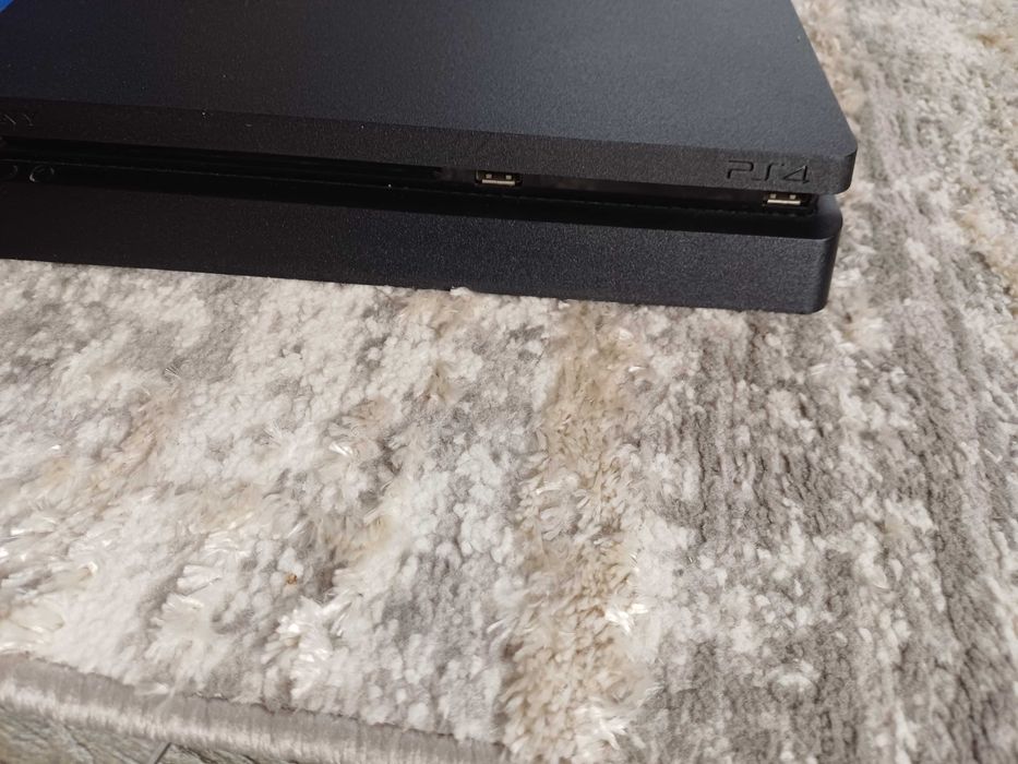 Ps4 slim 500gb+1controller,cablu de reincarcare si 6 jocuri.