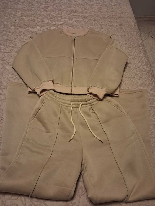 Дамски екип Хс/С размер в бежово ( цвят кайсия )