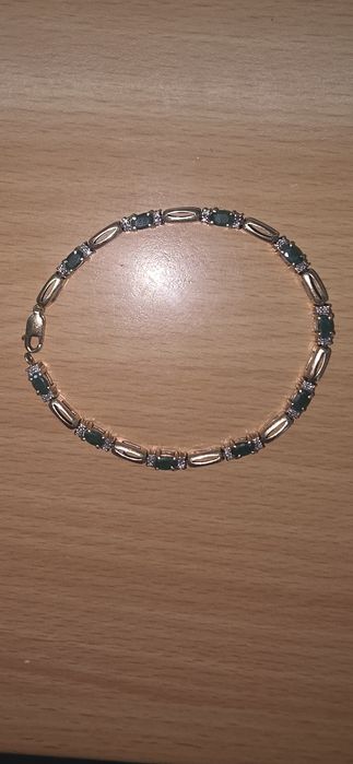 Златна гривна с диаманти и изомруди