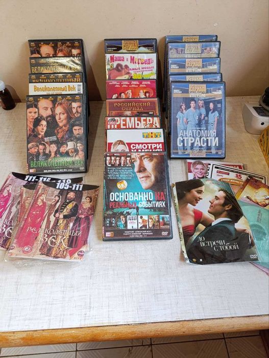 Видеокассеты с фильмами..CD с фильмами и сериалами.