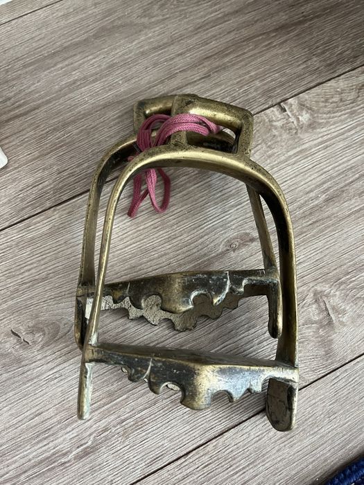 Продам бронзовое стремя