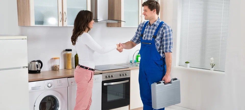 Установка телевизора на кранштейн установка камер бытовой техники