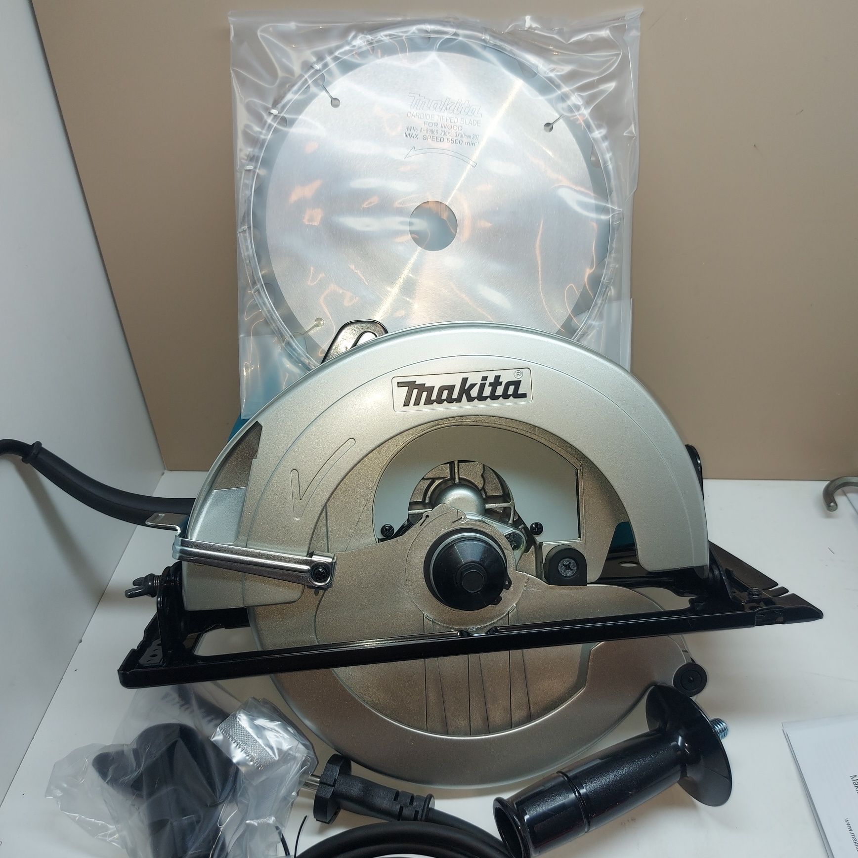 Мощен циркуляр Makita N5900B