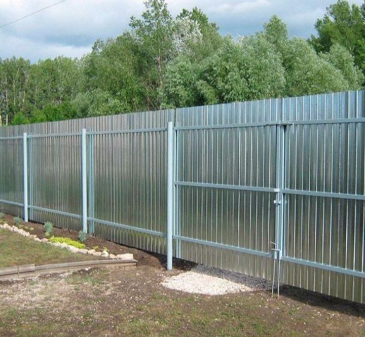 Confecționăm garduri și porți la comanda clientului