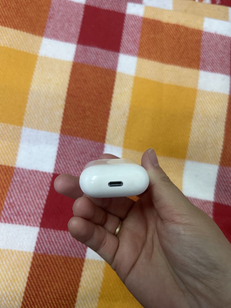 Продаётся наушник AirPods оригинал, серия-2