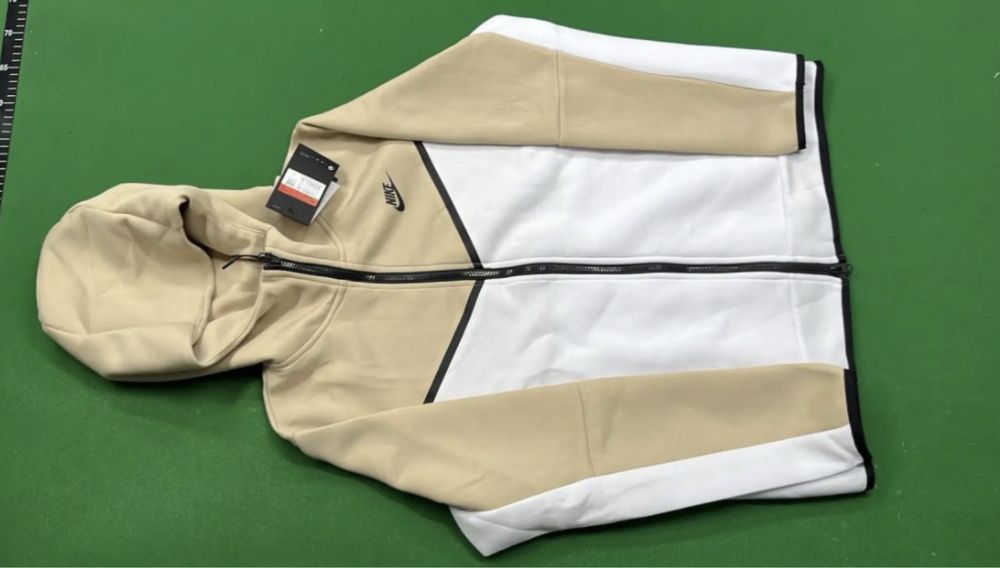 Чисто нови Nike tech flece