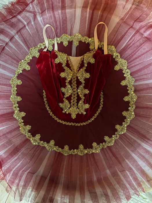 Tutu profesional de balet rosu-burgund cu dantela aurie