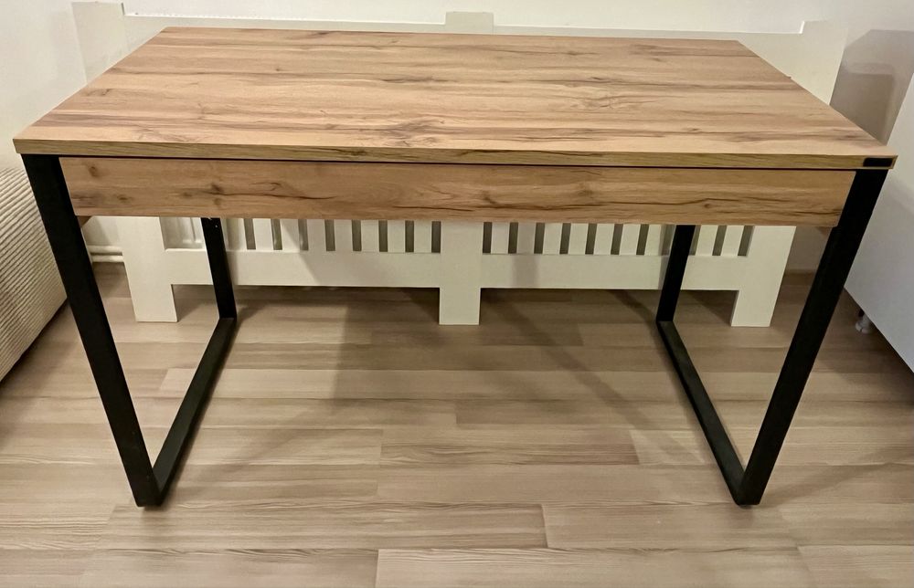 Birou cu sertar, stare perfecta, dimensiune 120 x 60 x 77 + un scaun