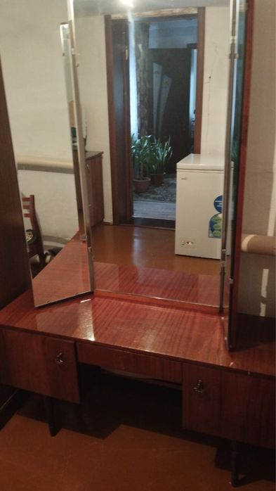 Продам недорого трюмо и комод