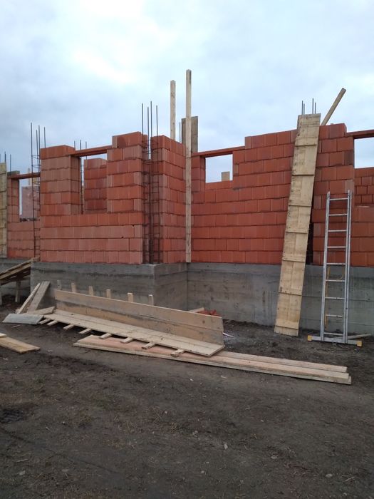 Echipa meseriasi construcții execut case la roșu finisaje interioare