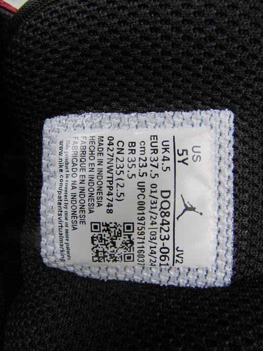 Юношески маратонки Nike Air Jordan 1 Mid