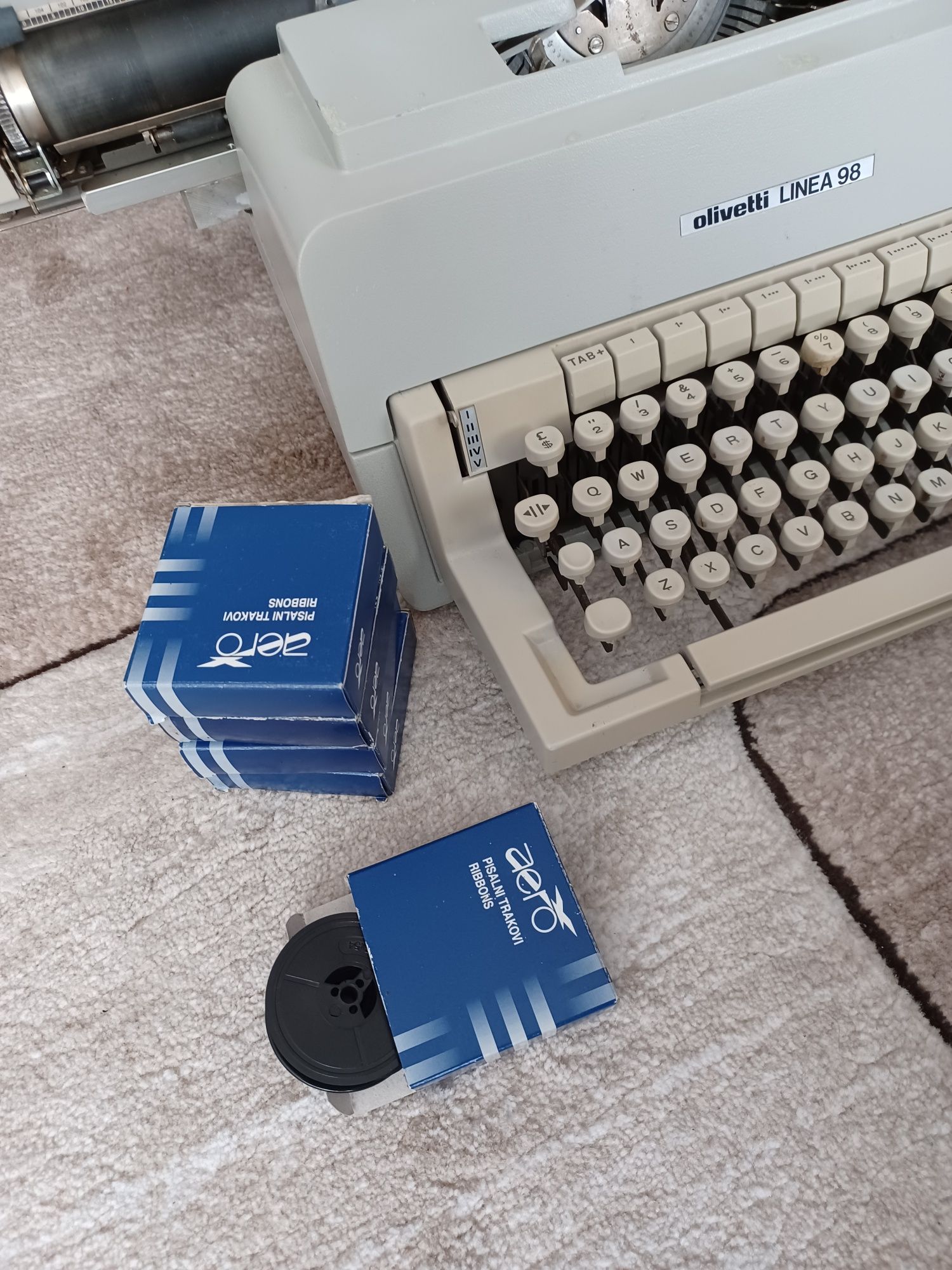 Mașină de scris perfect funcțională, marca Olivetti LINEA 98