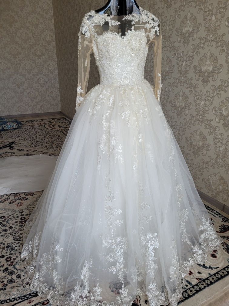 Свадебное платье  3 D цветами