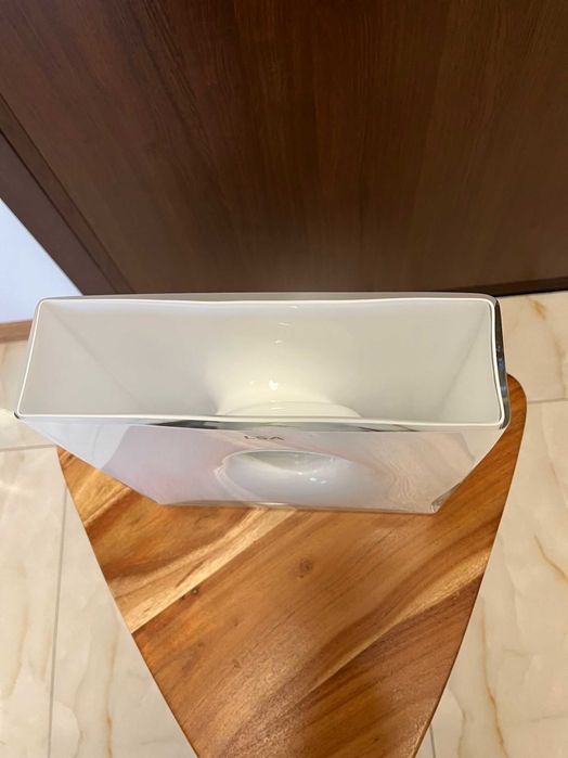 Продавам ваза от бяло стъкло