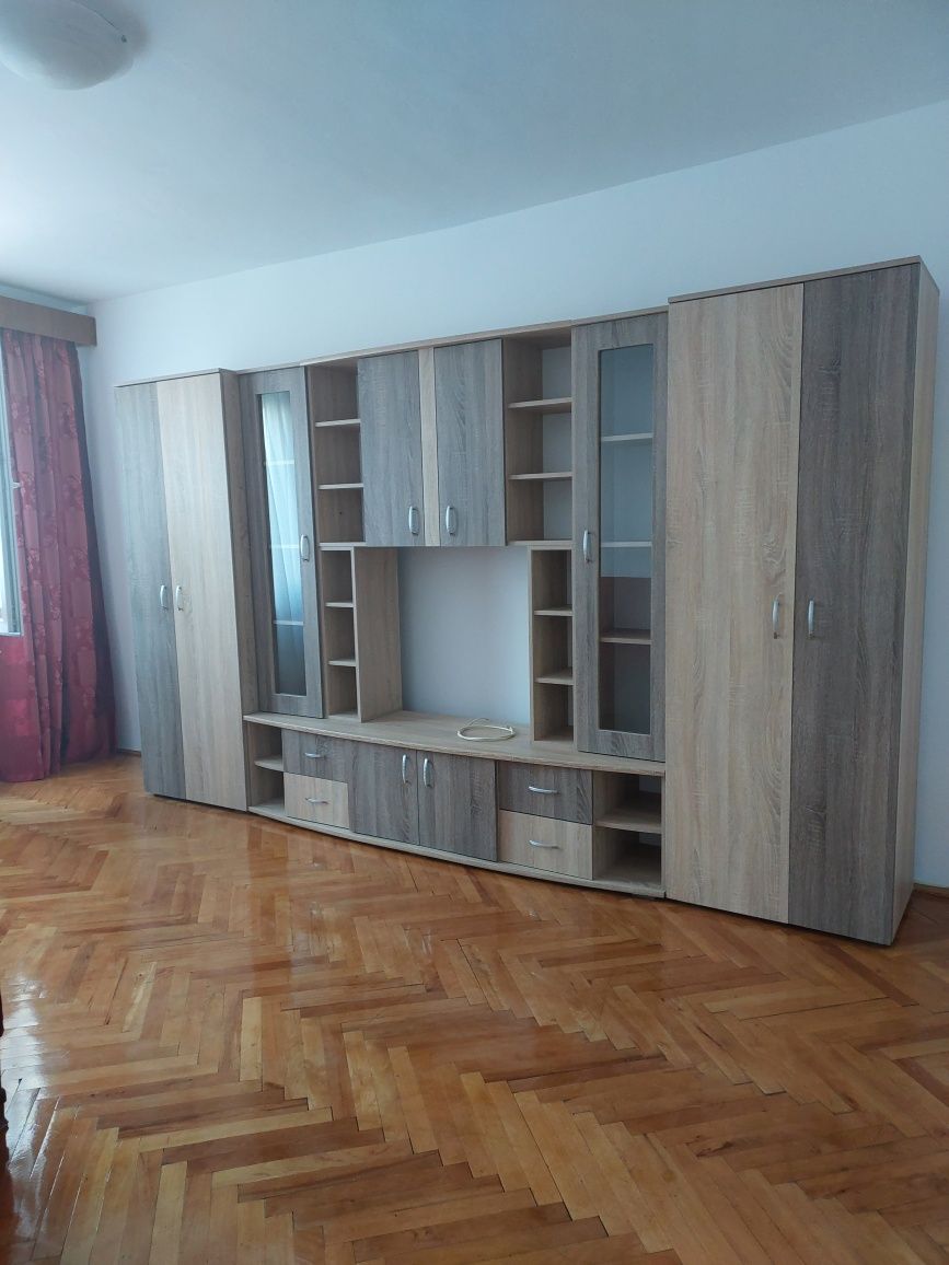 Apartament cu 3 camere de inchiriat