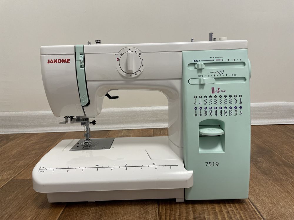 Швейная машинка JANOME 7519