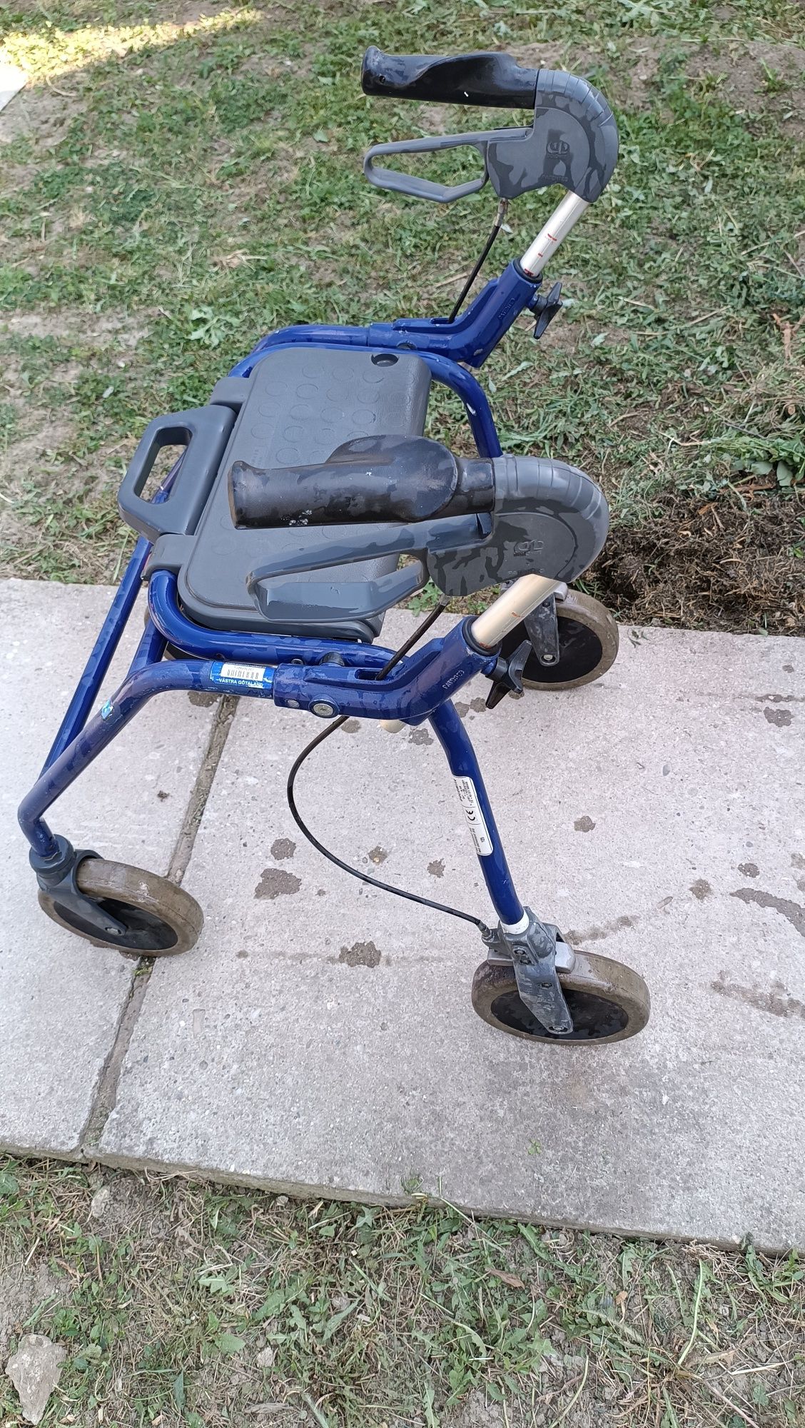 Rollator, premergator adulti Dolomite 350 lei.