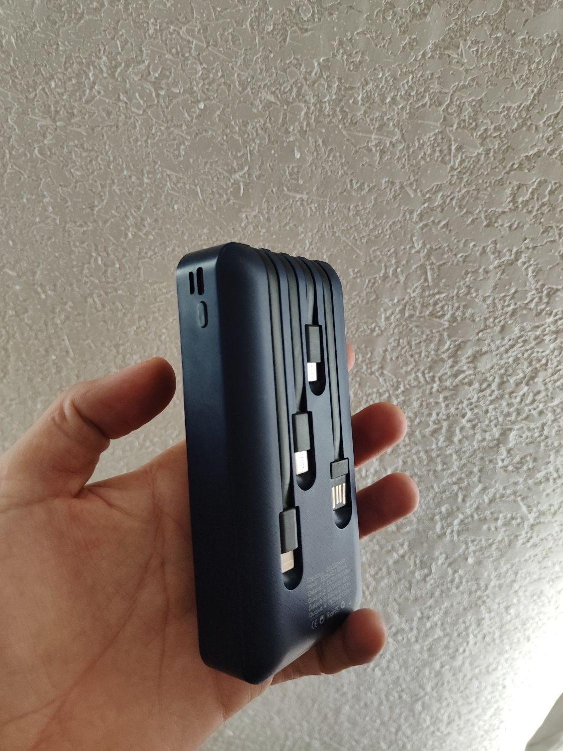 Внешний аккумулятор Power Bank 20 000 мАч, 4 кабеля для зарядки.