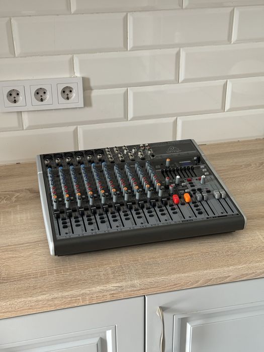 Behringer xenyx x1832 микшер