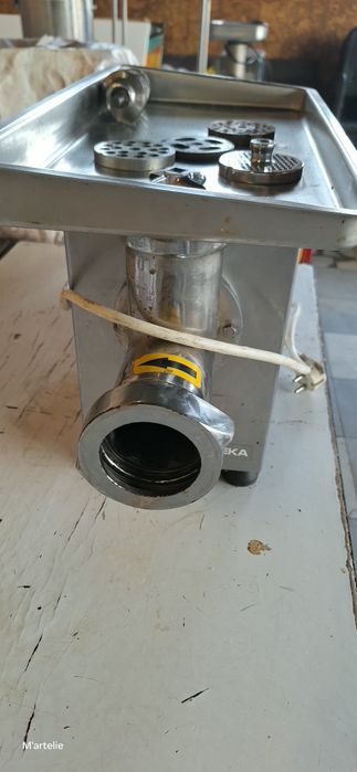 Продавам професионална  месомелачка N 12