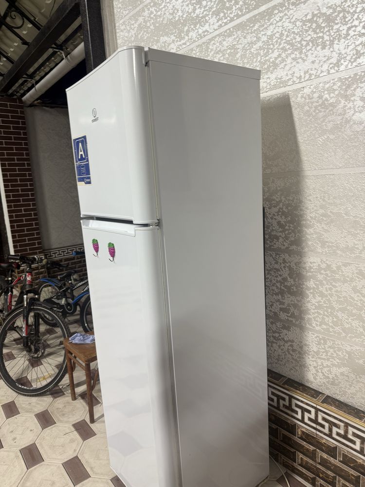 Холодильник Indesit