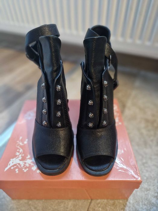 Сандали с дебел ток