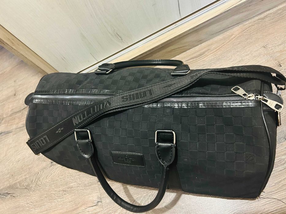 Чанта за ръчен багаж с матови елементи и дълга дръжка за рамо