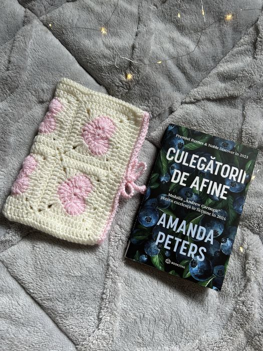 Husă de carte croșetată manual – model „Cutie”