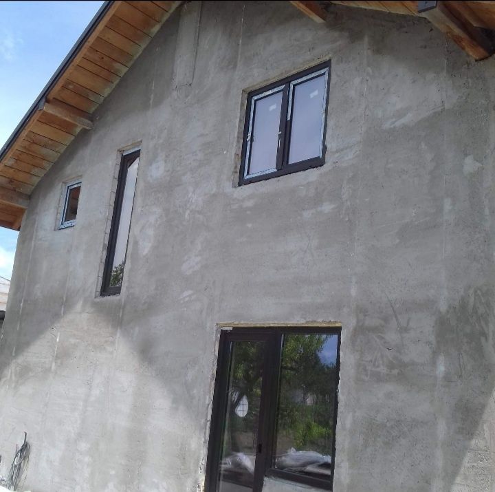 Execut tencuială mecanizată pe bază de ciment, var și nisip