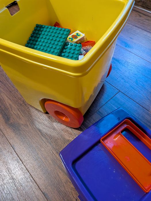 Детски конструктор в транспортна  кутия с колела