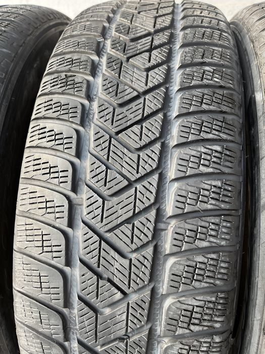 4 бр. зимни гуми 235/65/19 Pirelli DOT 2715 6 mm