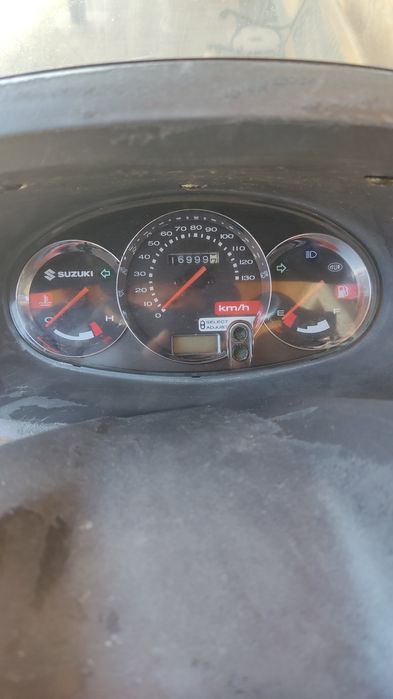 Vând Suzuki Burgman 125, bord 16999 Km .