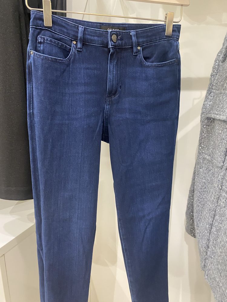 Дамски дънки на марката Guess