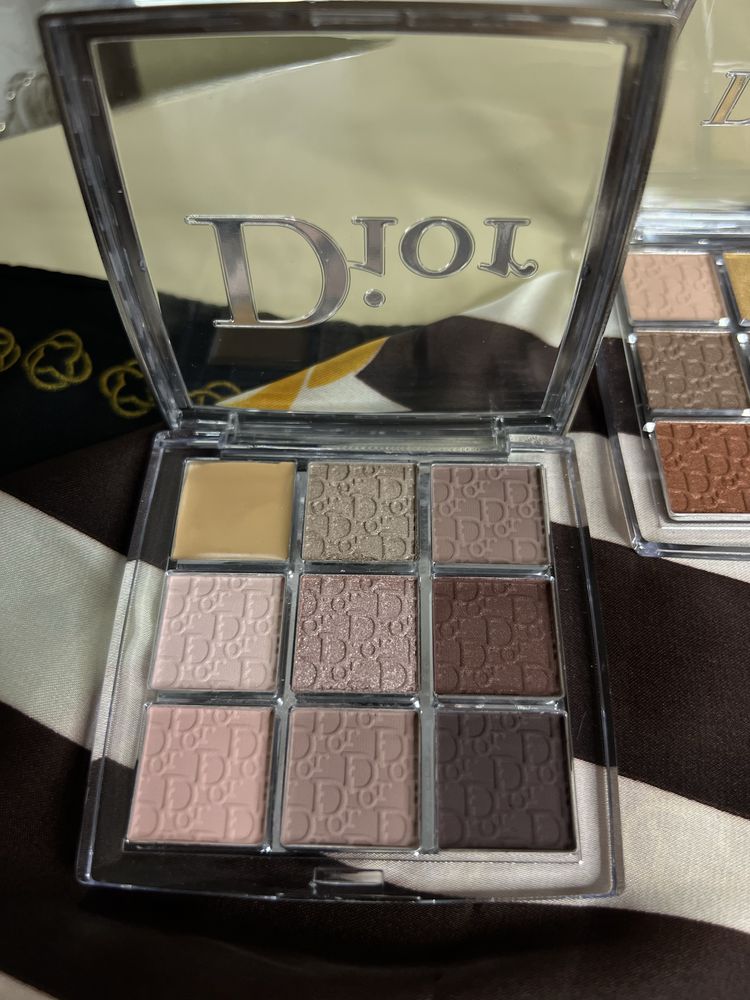Dior всё есть на фотках показано качественные плюс подарочный пакет!