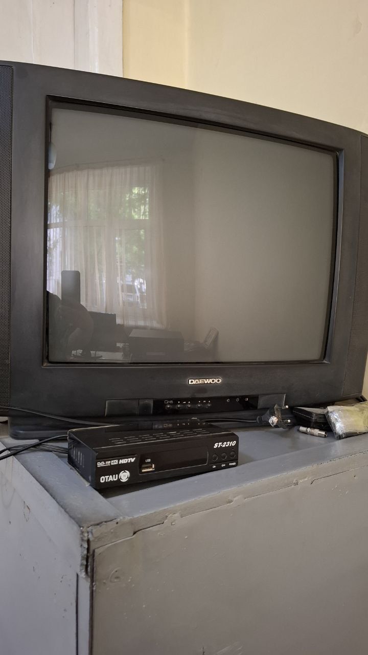 Televizor va tyuner sotiladi